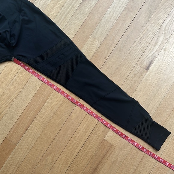 LULULEMON size 6 women’s black leggings with textured pattern - Picture 9 of 9